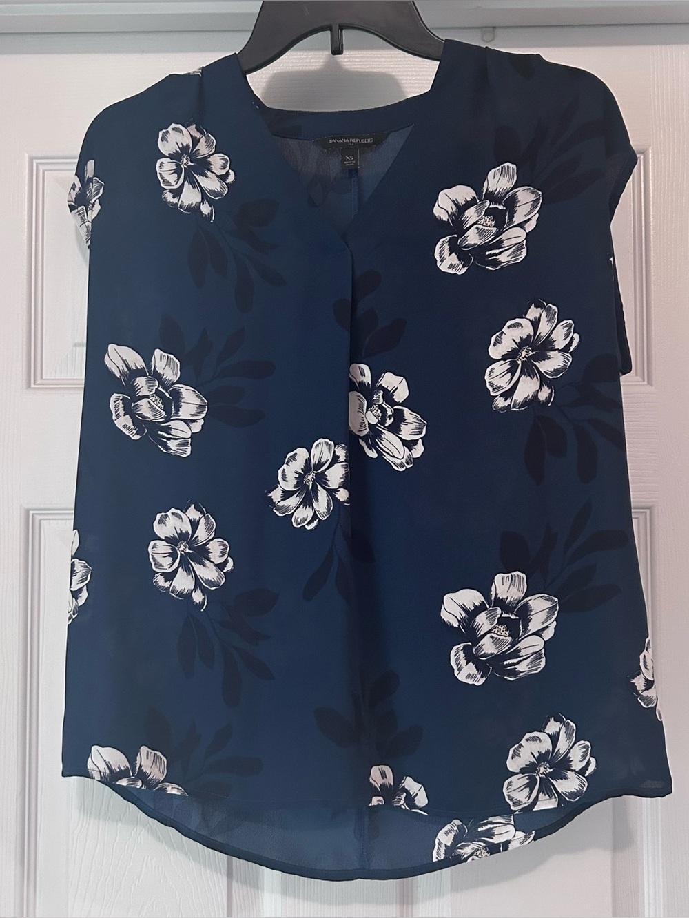 Banana Republic EUC Women’s XS Dark Blue Floral V Neck Sleeveless Blouse Shirt